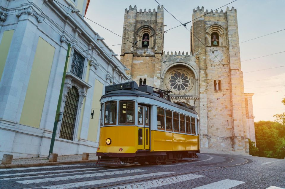 Lisbon: Express Walk With a Local in 60 Minutes - Explore Historic Landmarks