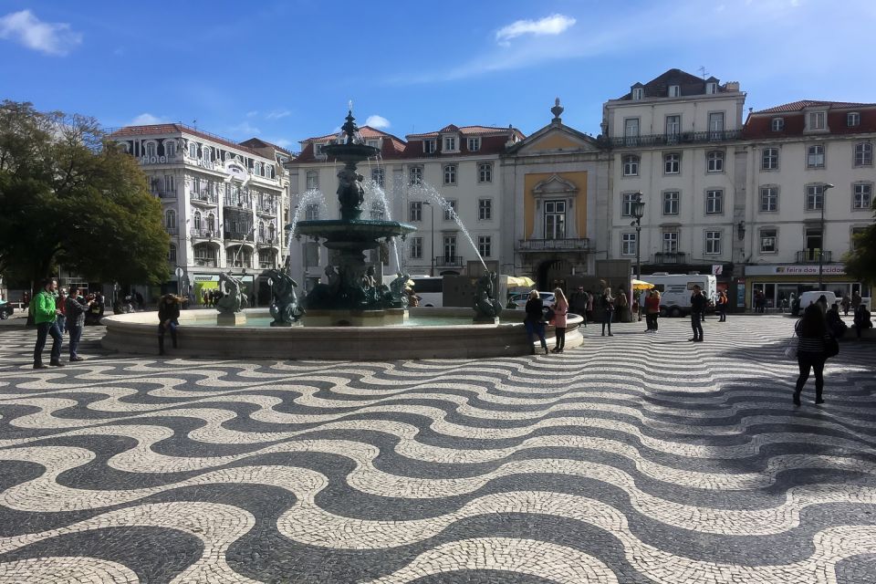 Lisbon: Old Quarter Highlights Tour - Oldest Bookstore in the World