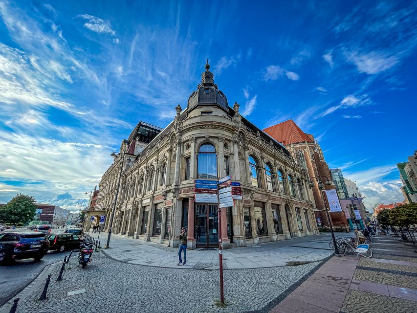 Wrocław: Old Town and Ostrów Tumski Walking Tour in English - Tour Duration and Language