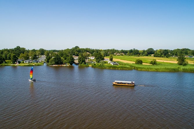 Giethoorn and Afsluitdijk Day Trip From Amsterdam With Boat Trip - Giethoorns Waterways