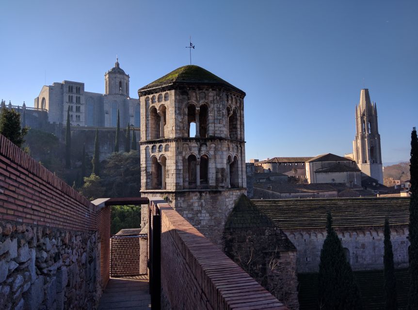 Girona: Guided Walking Tour With Attraction Entry Tickets - Meeting Point