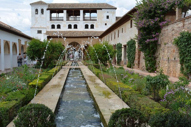 Granada Tour With Alhambra Skip the Line & Pickup From Malaga - Explore Granadas History and Architecture