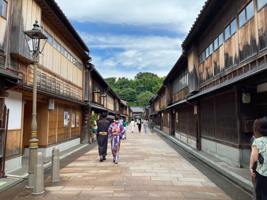 Kanazawa: Samurai, Matcha, Gardens and Geisha Full-Day Tour - Kenroku-en Garden