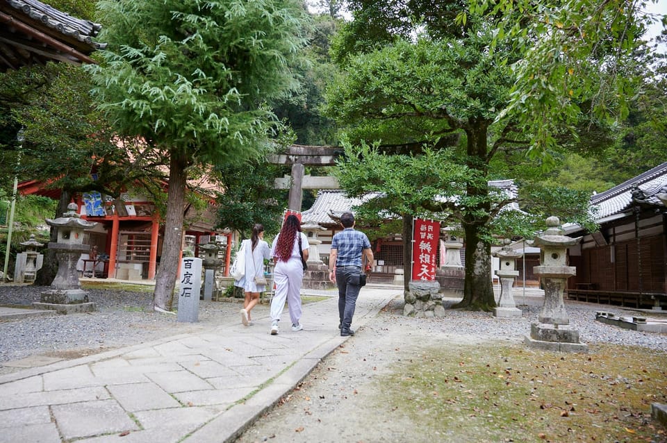 Osaka: Scenic Hiking Guided Tour to Minoo Waterfall - 2.5h - Private Group Option