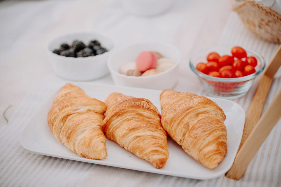 Paris: Picnic Experience in Front of the Eiffel Tower - Picnic Setup and Amenities