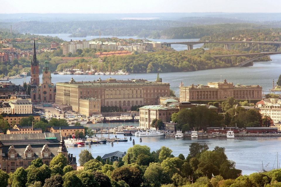 Stockholm: Walking Tour and Hop-on Hop-off Bus Tour - Meeting Point