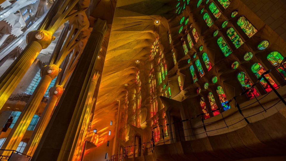 Barcelona: Sagrada Familia Fast Track Guided Tour - Tour Inclusions and Exclusions