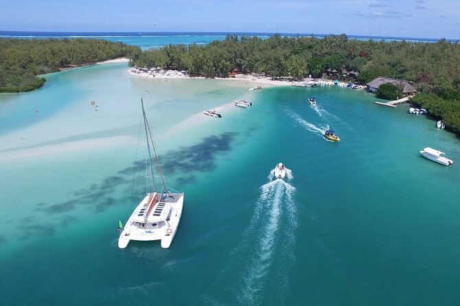 Catamaran BOAT TO ILE AUX CERF & GRSE With Lunch & Snorkelling - Boat Trip Experience