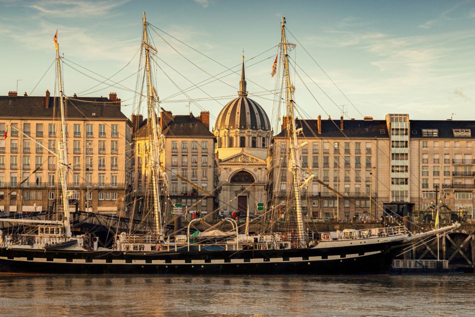 Nantes: First Discovery Walk and Reading Walking Tour - Place Royale and Passage Pommeraye