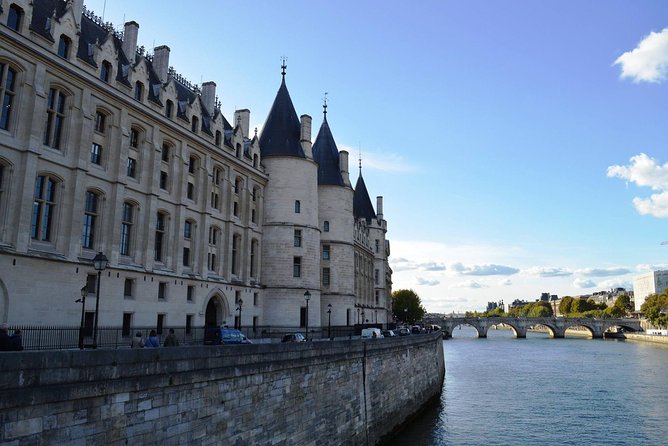 Notre Dame District & Île De La Cité Private 2-Hour Walking Tour in Paris - Exploring the Historic Center