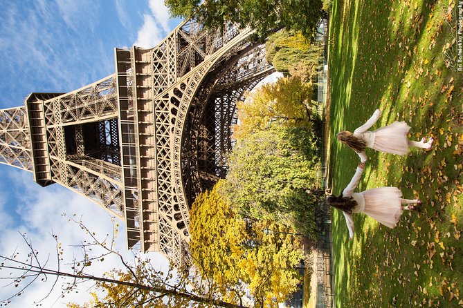 Paris 2-Hour Eiffel Tower Walking Tour With Professional Photo Shoot - Private Tour and Group Size