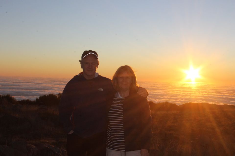 Pico Do Arieiro: Private 4x4 Sunrise Trip With Hot Drinks - Experience the Sunrise