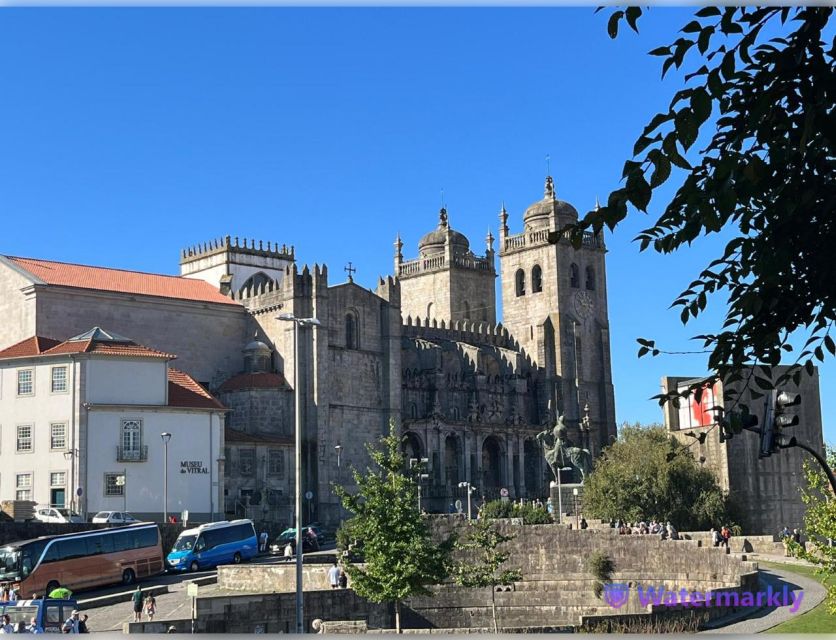 Porto: All Inclusive Day Tour (Walk, Tram, Lunch, Boat) - Sightseeing in Porto