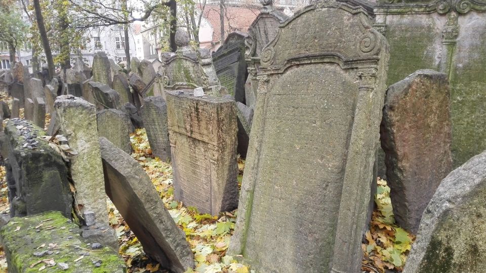 Prague: 3-Hour Private Jewish Quarter Tour - Exploring the Old Jewish Cemetery