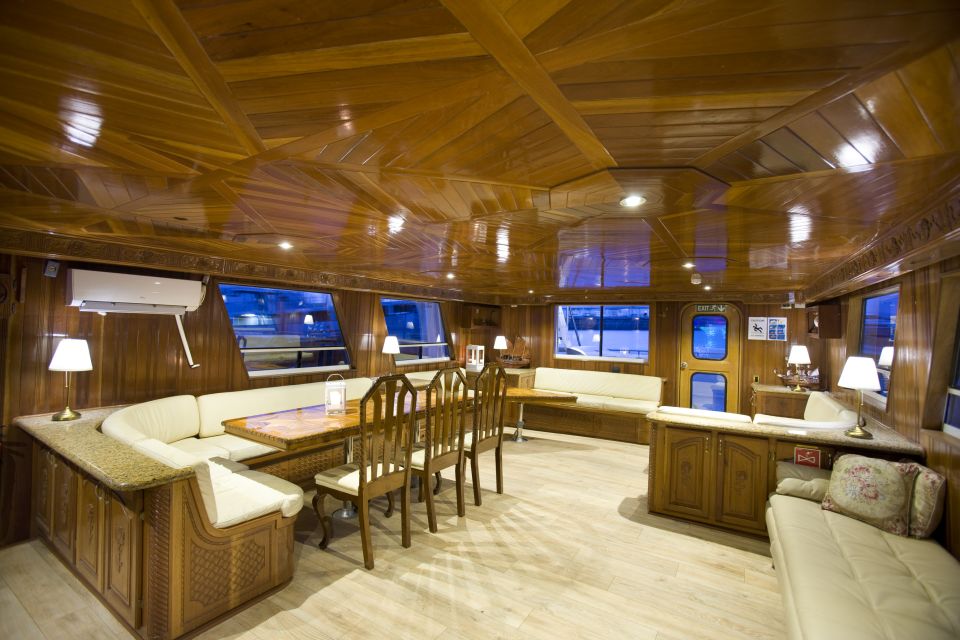 Reykjavik: Northern Lights Yacht Tour - Onboard Amenities