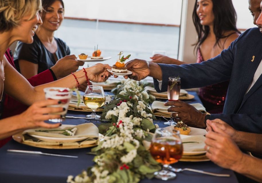 San Diego: Christmas Eve Buffet Brunch or Dinner Cruise - Onboard Entertainment