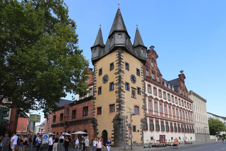 Frankfurt: Old Town Wonders Quest Experience - Competitive or Collaborative Play