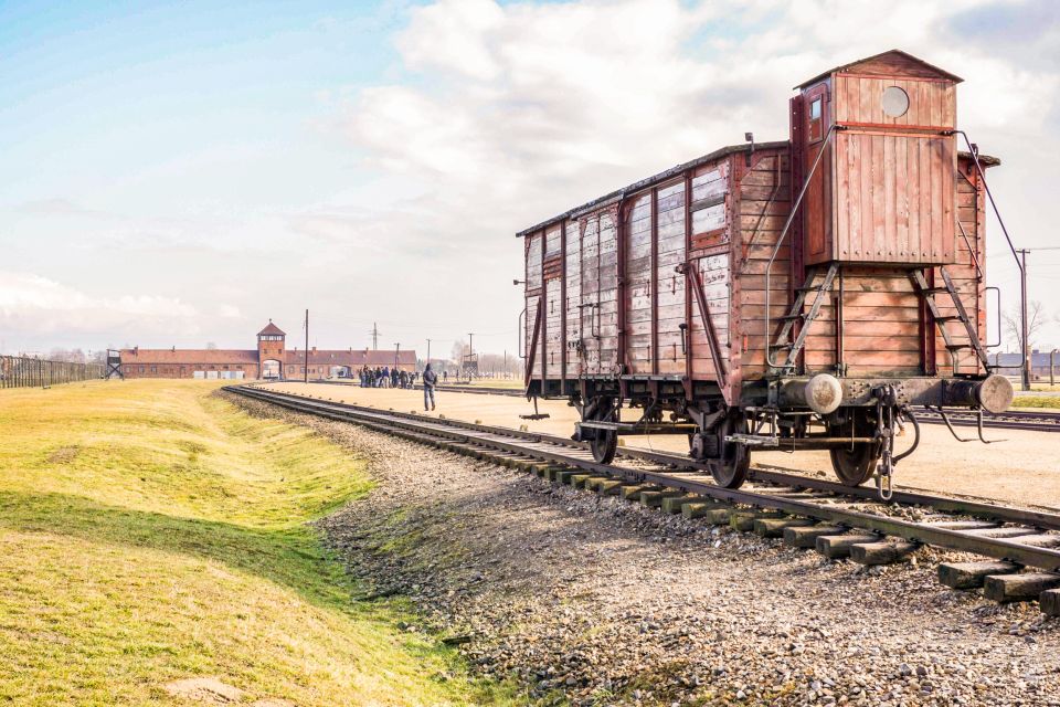 Krakow: Full-Day Auschwitz-Birkenau & Salt Mine Guided Tour - Lunch and Refreshments