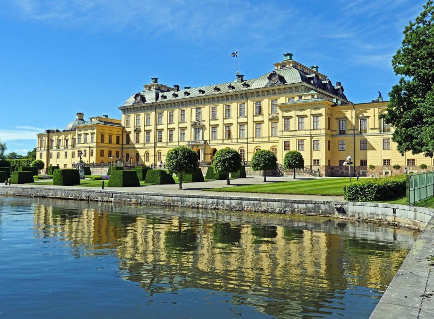 Stockholm: Walking Tour and Hop-on Hop-off Bus Tour - Discovering Östermalm