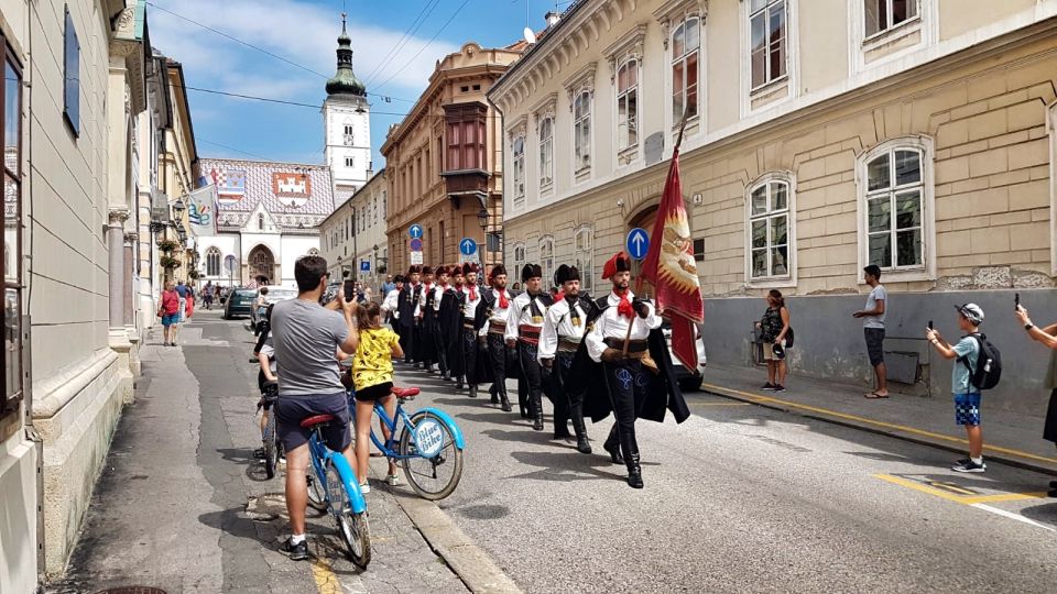 Zagreb: 2.5-Hour Highlights Bike Tour - Discovering Zagreb