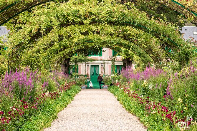 Monet'S Enchanted Giverny With Lunch in Small Group From Paris - Lunch in a Quaint Village