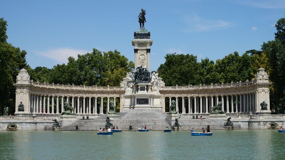 Madrid: Private Guided Walking Tour - Key Points