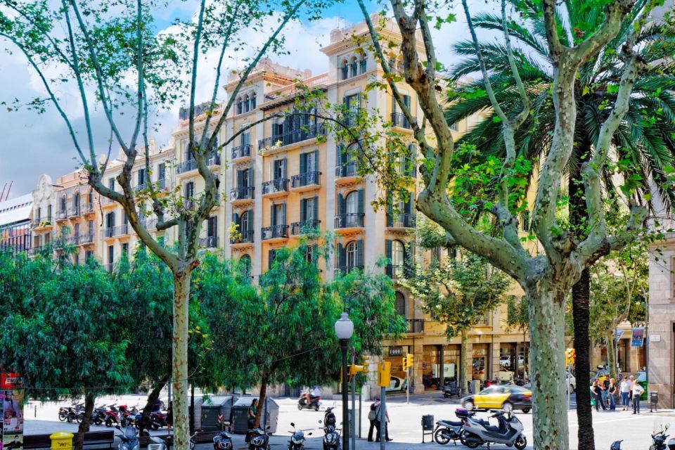 Barcelona: Insta-Perfect Walk With a Local - Key Points