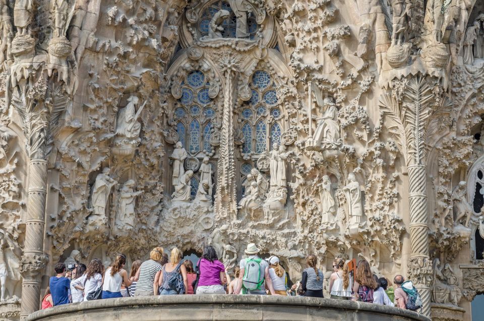 Barcelona: Sagrada Familia Fast Track Guided Tour - Key Points