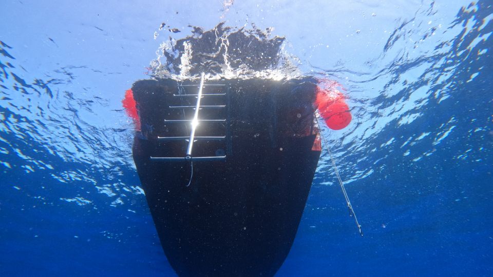 Boat for Scuba Divers. Airplanes and Coral Gardens Dive - Key Points