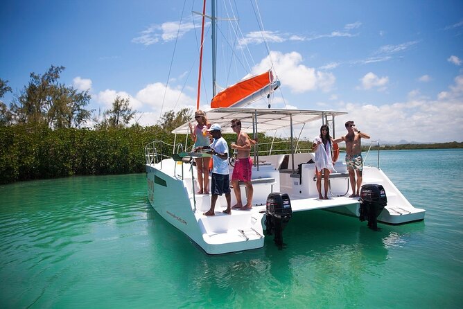 Catamaran BOAT TO ILE AUX CERF & GRSE With Lunch & Snorkelling - Key Points