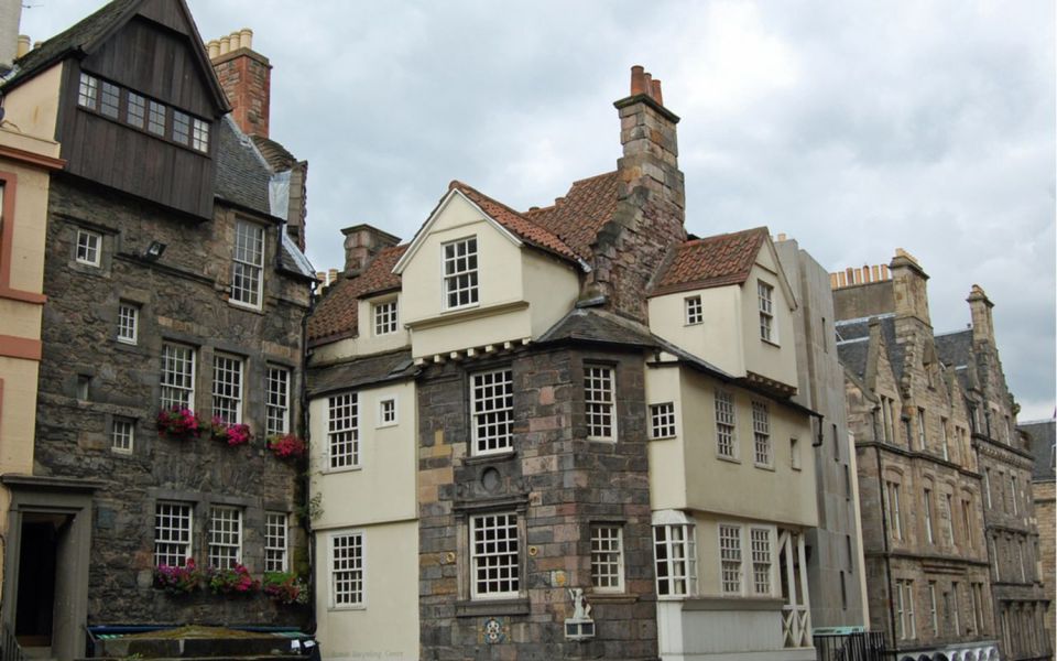 Edinburgh: Gothic Old Town Exploration Game - Key Points