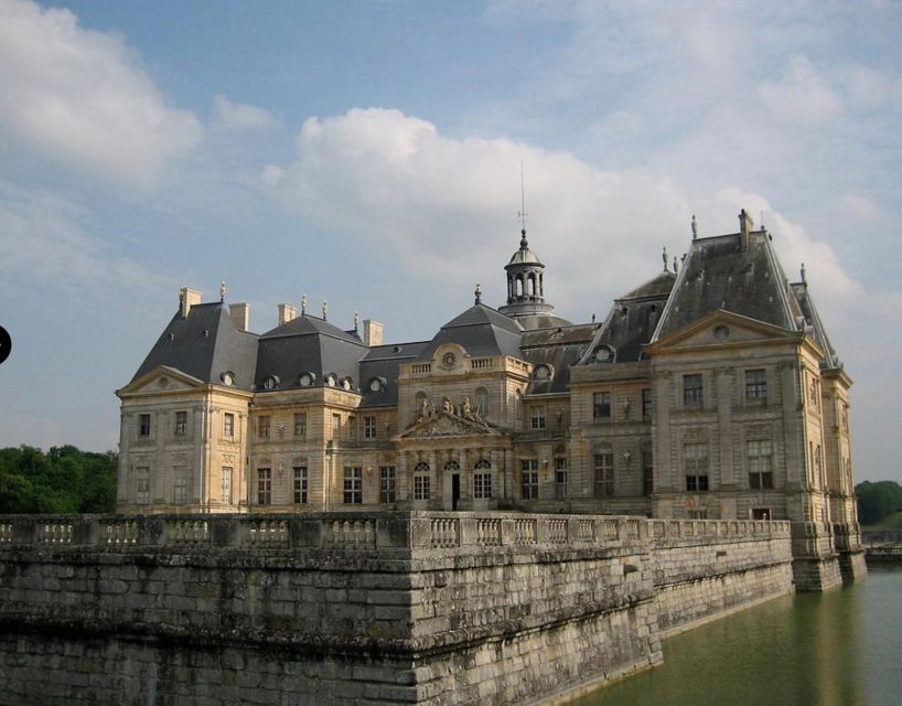 From Paris: the Grand Christmas Vaux Le Vicomte & Fontainebleau - Key Points