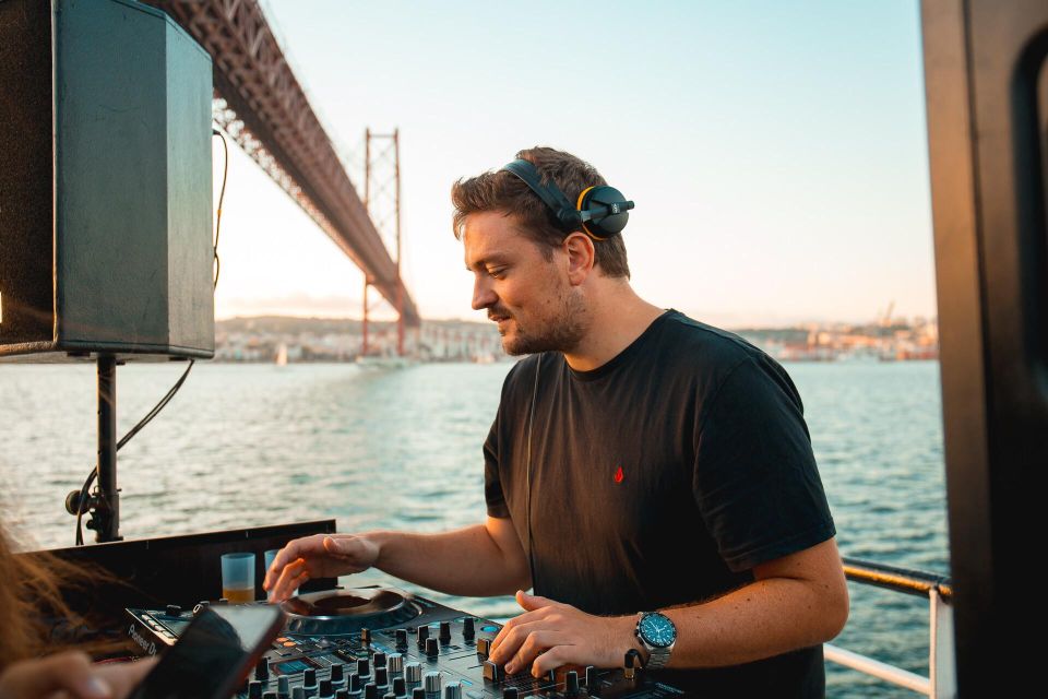 Lisbon Day Boat Party With Live DJ - Key Points