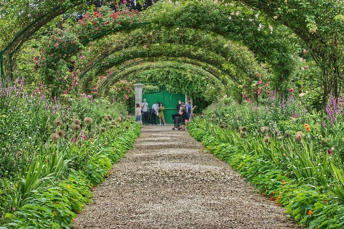 Monet'S Enchanted Giverny With Lunch in Small Group From Paris - Key Points