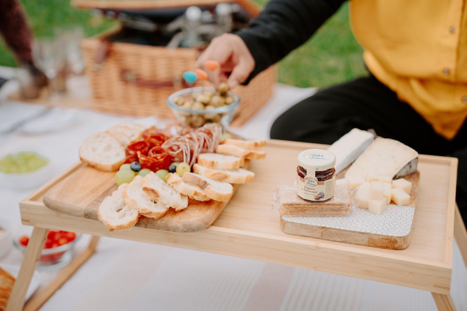 Paris: Picnic Experience in Front of the Eiffel Tower - Key Points