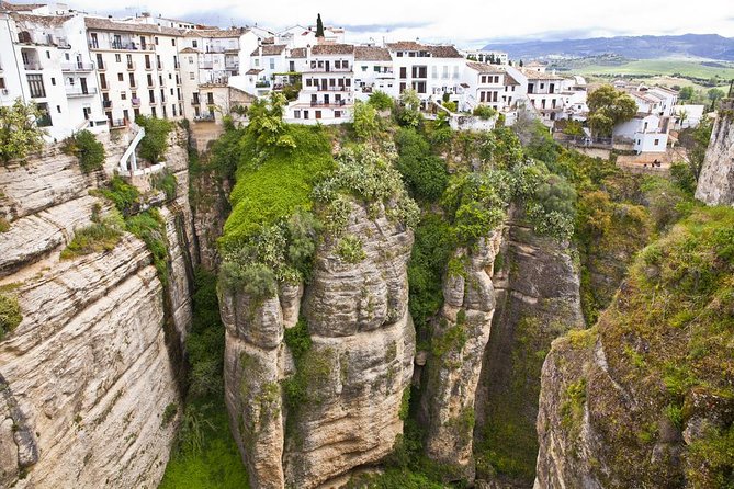 Seville Private Transfer to Granada With a Visit to Ronda - Key Points