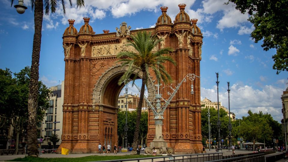 Barcelona: Private Photography and City Highlights Bike Tour - Tour Overview