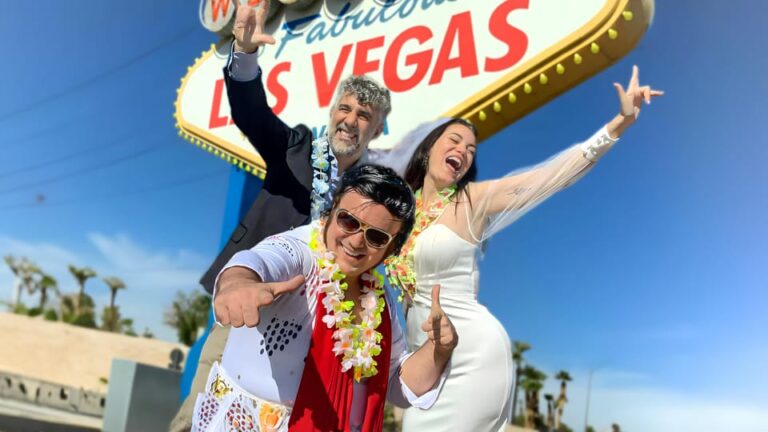 Las Vegas: Elvis Wedding With Las Vegas Sign Photos Included Wedding Ceremony Details