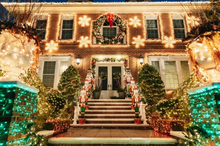 Nyc: Dyker Heights Christmas Lights & Skyline View Bus Tour Tour Overview