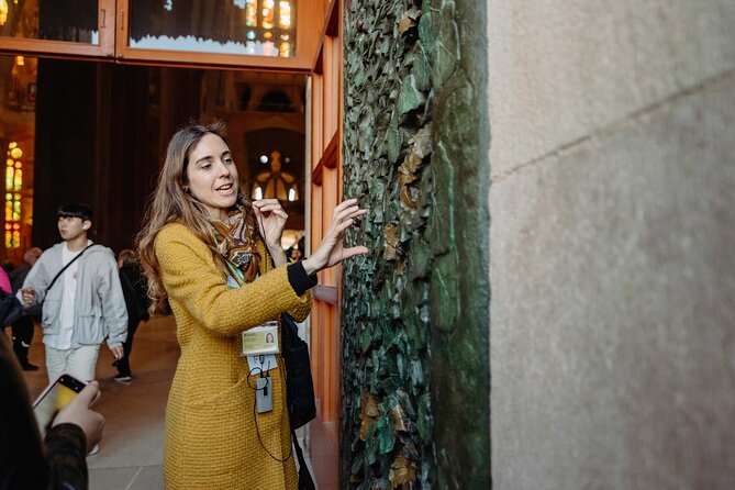 Sagrada Familia Highlights Tour With Skip the Line Tickets - Skip-the-Line Entrance and Tower Access