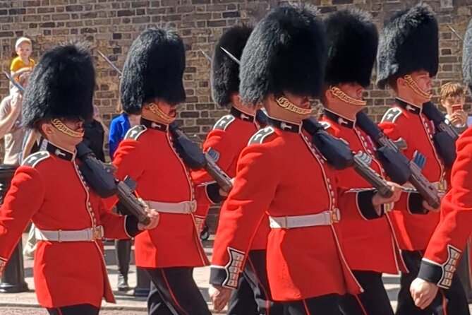 Small Group Walking Tour of 25 London Landmarks and Palaces - Meeting Point and End Point