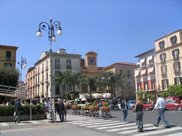 Tour of the Amalfi Coast for Small Groups With Lunch From Sorrento - Exploring the Amalfi Coast Towns