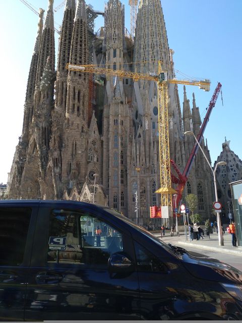 PANORAMIC CITY TOUR WITH DRIVER GUIDE - Iconic Landmarks and Gaudi