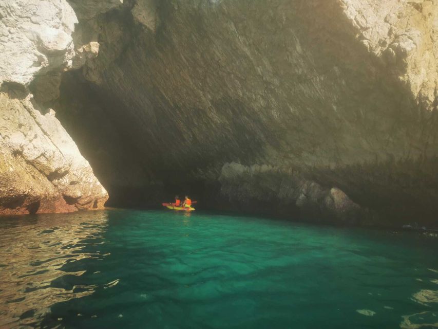 Sesimbra: Kayak Tour to Secret Beaches and Caves - Itinerary Highlights