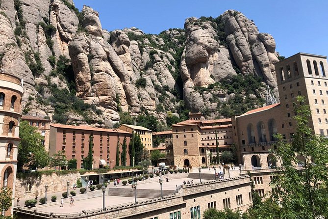 Barcelona to Montserrat: Guided Tour & Return Bus Transfers - Duration and Free Time