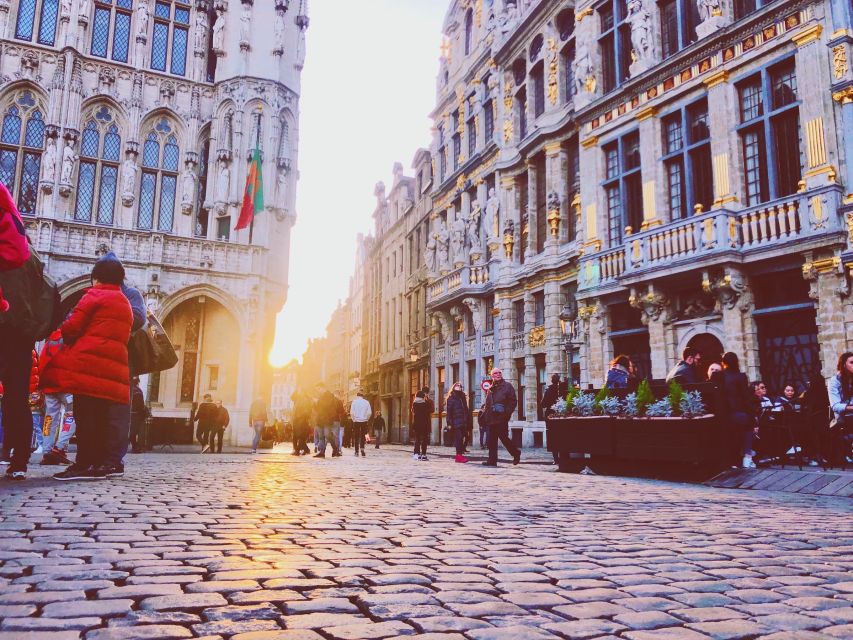 Brussels: Highlights Walking and Bus Tour With Waffle - Tour Experience