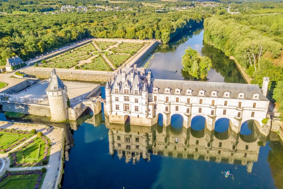 Chenonceau Castle: Private Guided Tour With Entry Ticket - Magnificent Gardens