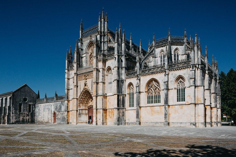 From Lisbon: Fatima, Nazaré, Batalha and Óbidos Tour - Witnessing Giant Waves