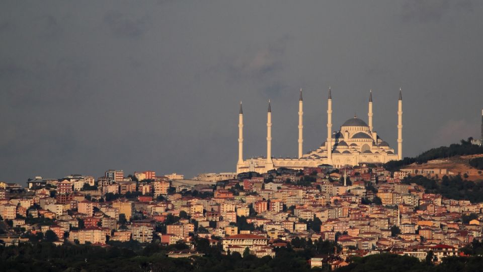 Istanbul: Asian Side Experience With Camlica Mosque & Lunch - Exploring Kadikoy and Moda