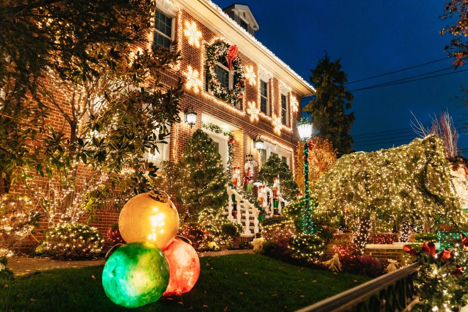 NYC: Dyker Heights Christmas Lights & Skyline View Bus Tour - Highlights